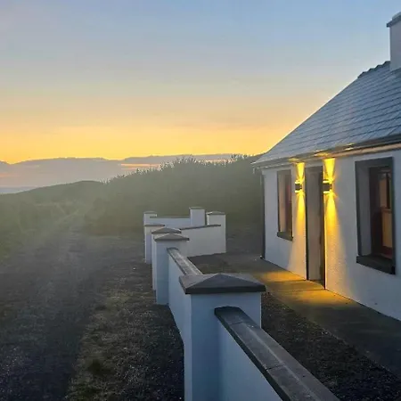 Bunowen, Louisburgh, Walk To The Beach! Holiday home