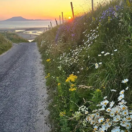 Bunowen, Louisburgh, Walk To The Beach! Holiday home